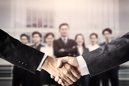 律师起诉欠款费用由谁支付?